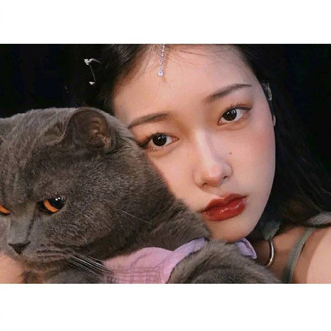 忽然想起了好多年以前那时候就算牵个手都会高兴一整天 