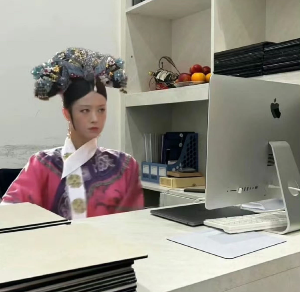 职场版甄嬛传你能活几集 张若昀谐音梗虽迟但到，刘奔被“止禁城”三个字挡在门外。白