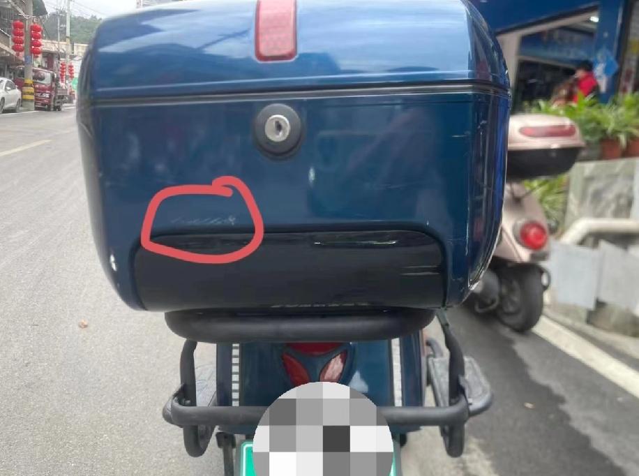 朋友骑共享电动车的时候，不小心刮到别人的电瓶车了，对方现在要求赔两百块钱，不知道