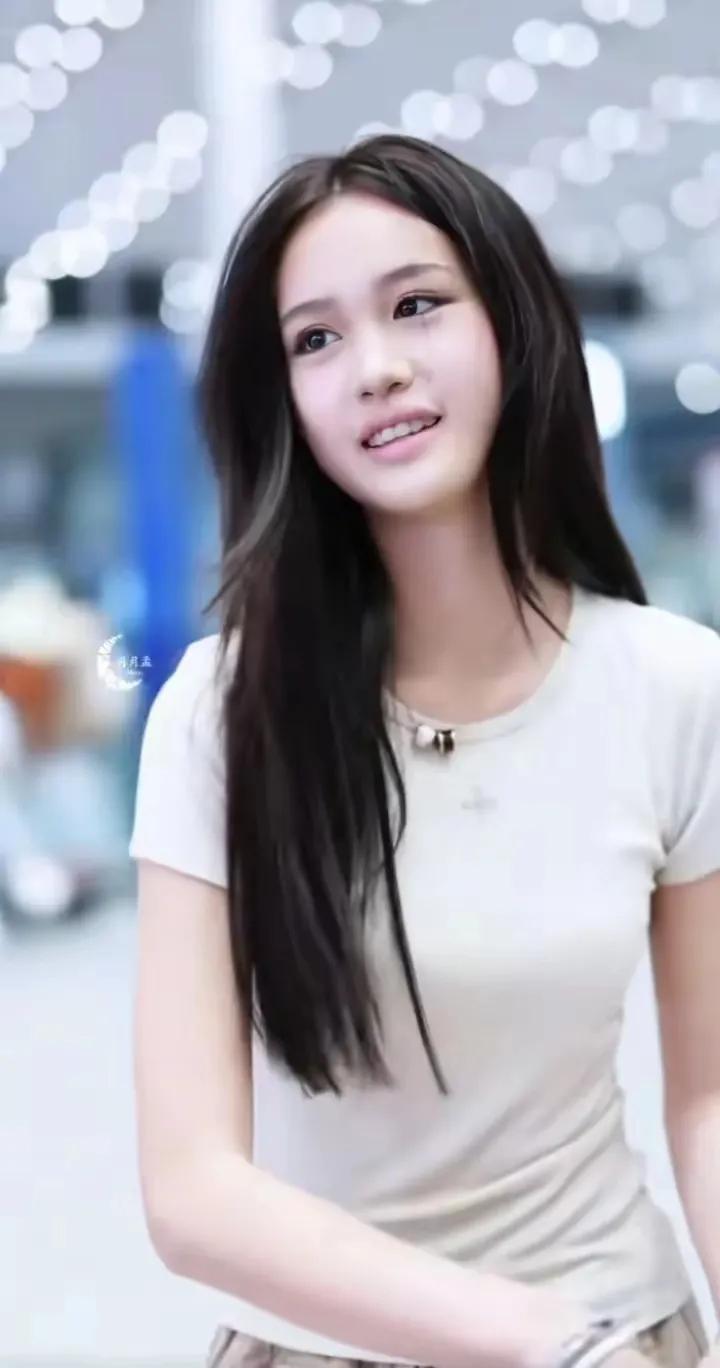 钟丽缇15岁女儿美出圈！颜值身材赶超妈妈年轻时！

考拉（钟丽缇小女儿）五官精致