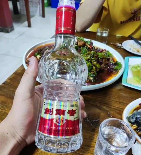 陪领导参加饭局：酒桌上经常有这3个“小动作”的人，面善心狠，要尽快远离！

小动