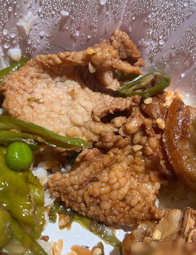 昨天楼下超市搞活动，猪肉才7.90一斤！我妈听说后赶紧下楼割了100块钱的，结果