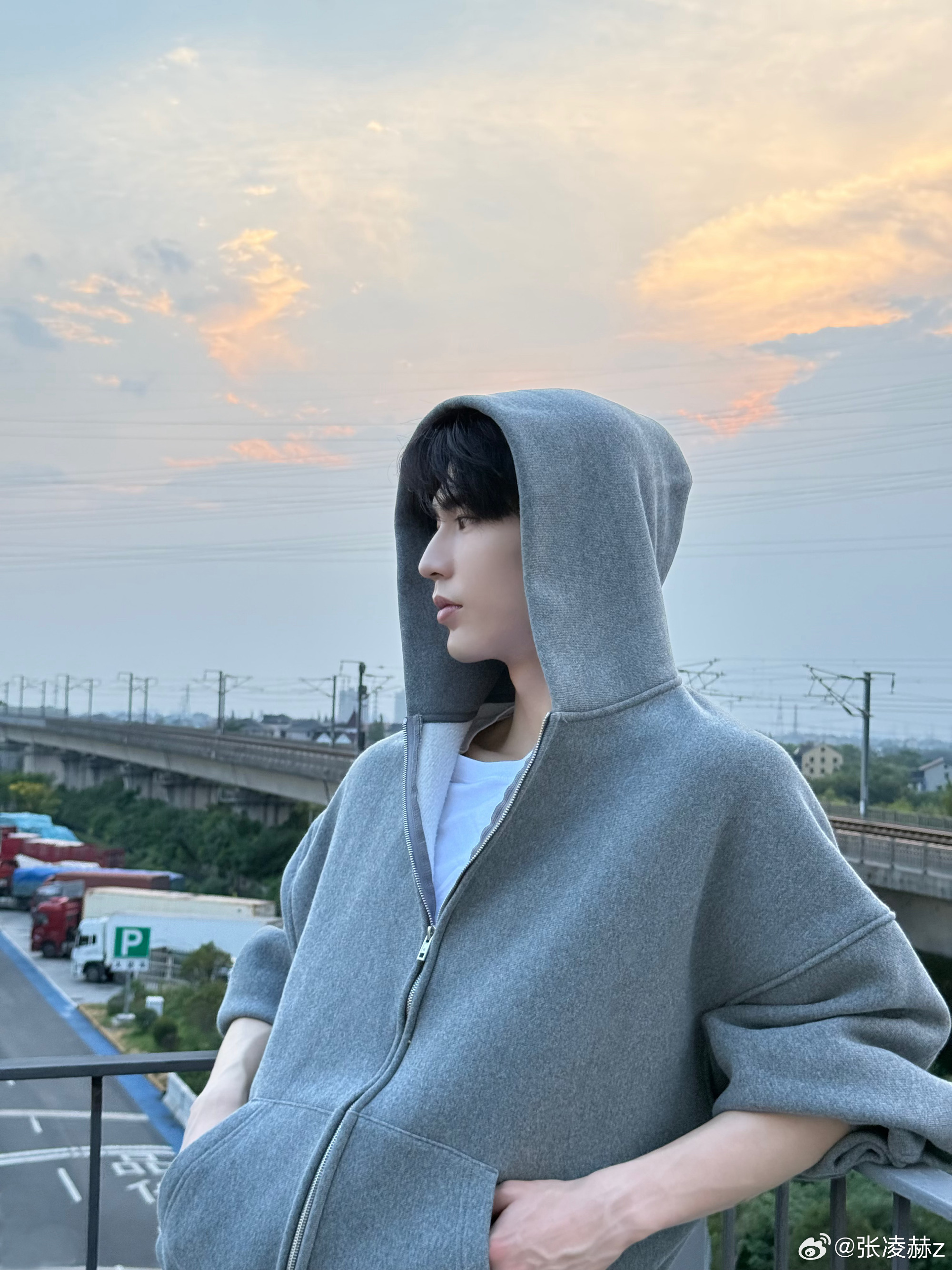 张凌赫营业了，衣服是啥牌子太帅了 ​​​