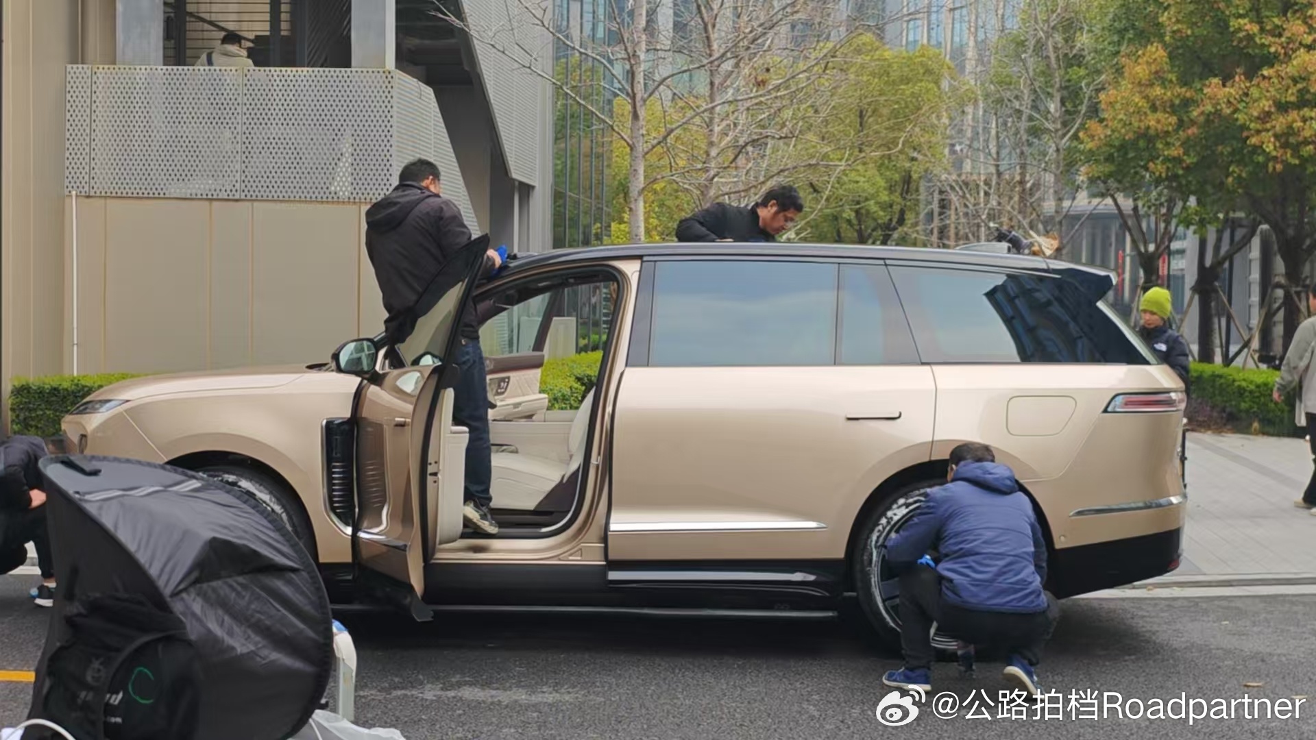 这。。。也太大了吧，顶级SUV的尺寸，体量感十足蔚来es9