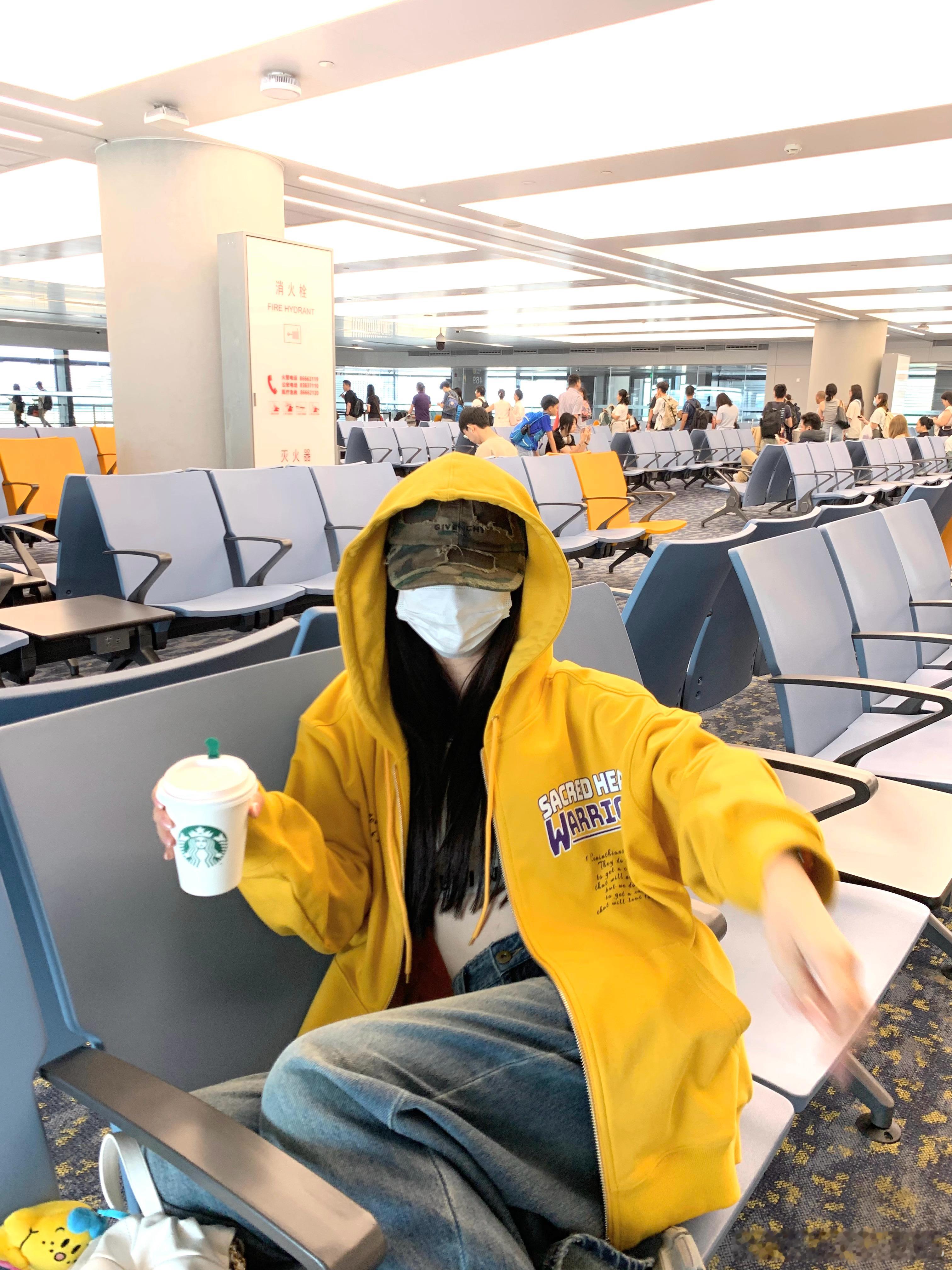 早啊[太阳]今天的妆画了两遍 超级卡粉 有点小过敏 我又卸了再化 真的很强迫症我