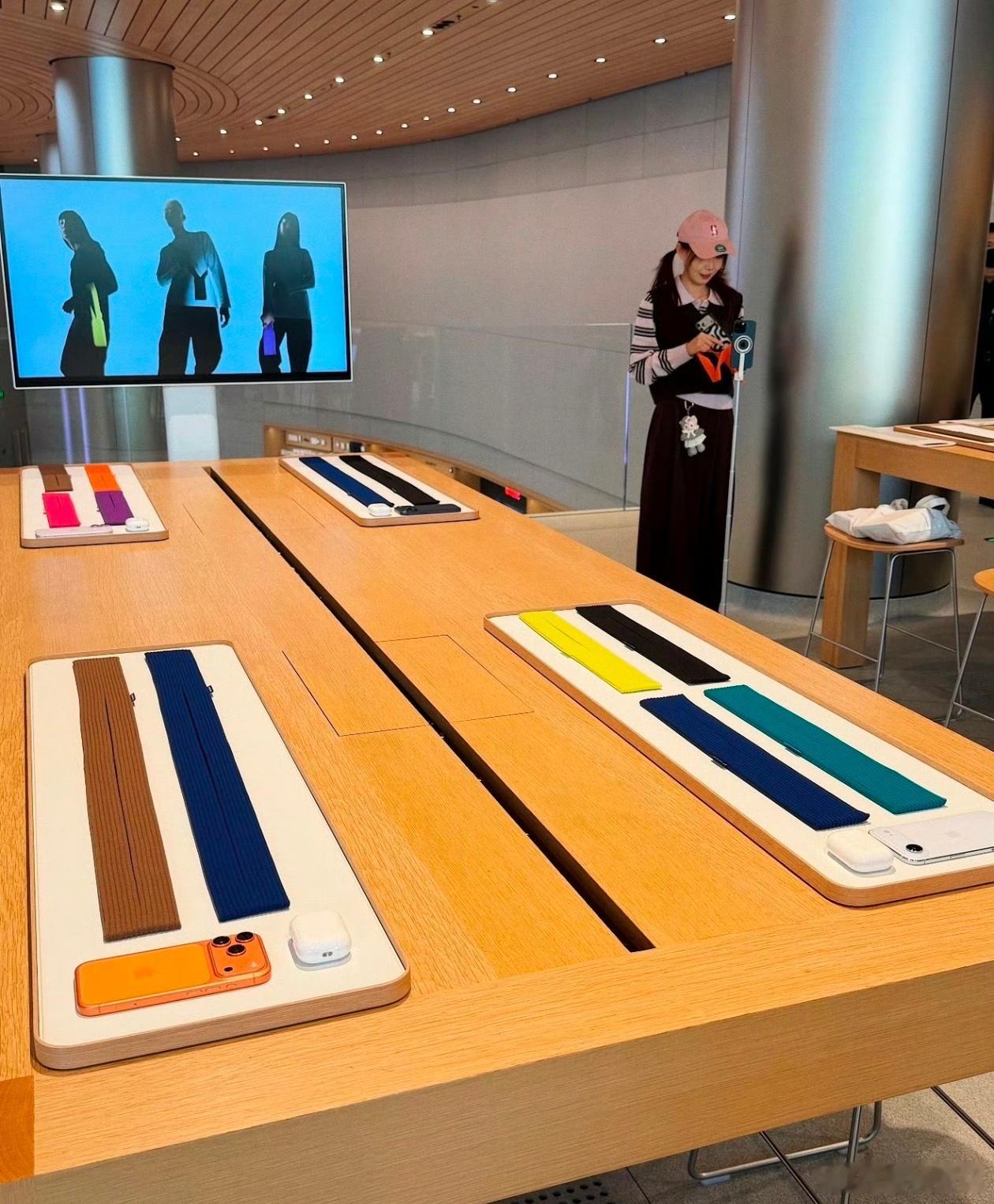 苹果现在做的东西越来越抽象了，感觉这个受众群体应该在富婆身上，对此，大家怎么看呢