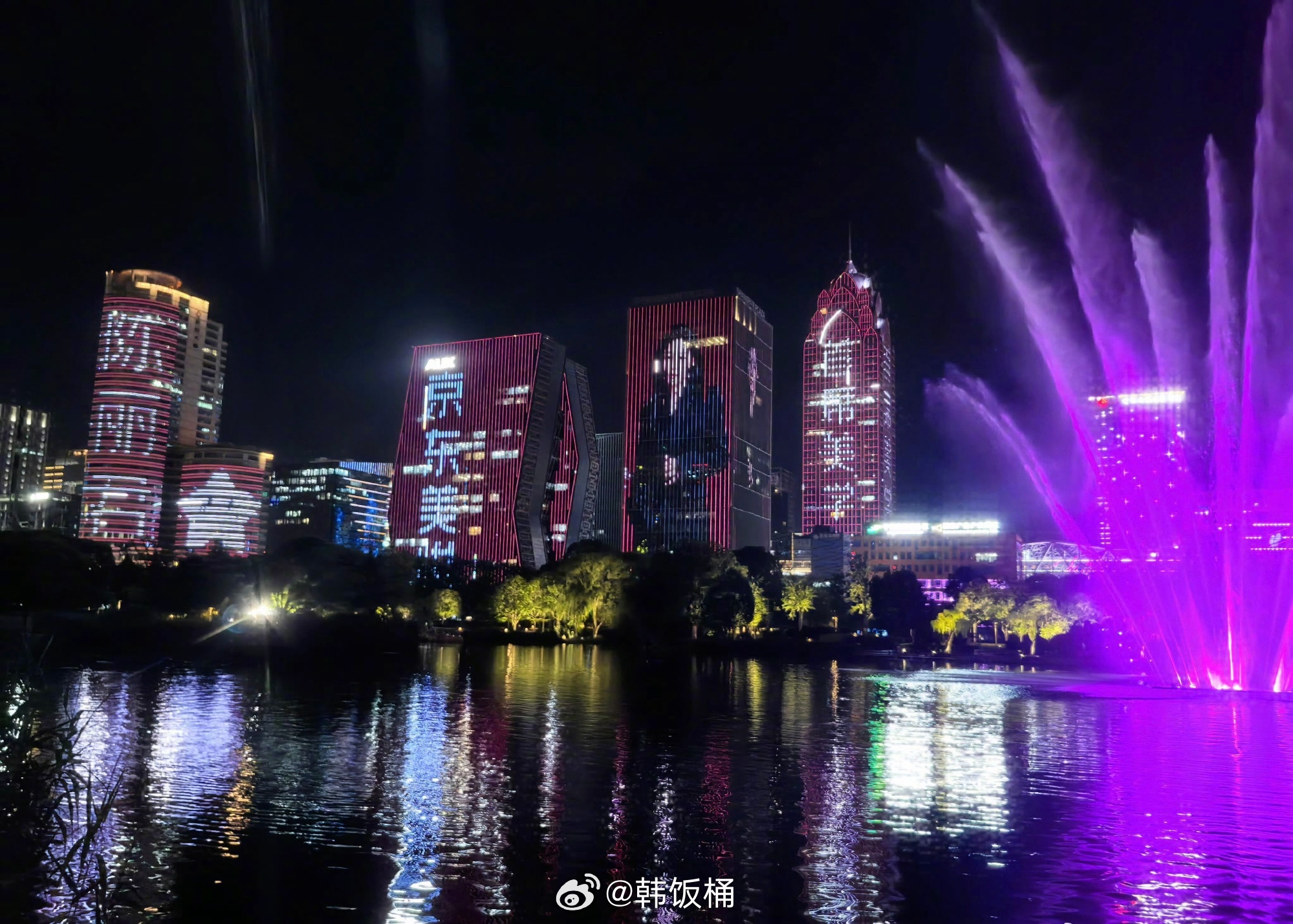 每次在外面看到陈丽君的地广都能被硬 控实在是太显眼，太适合大屏的一张脸了收藏一个