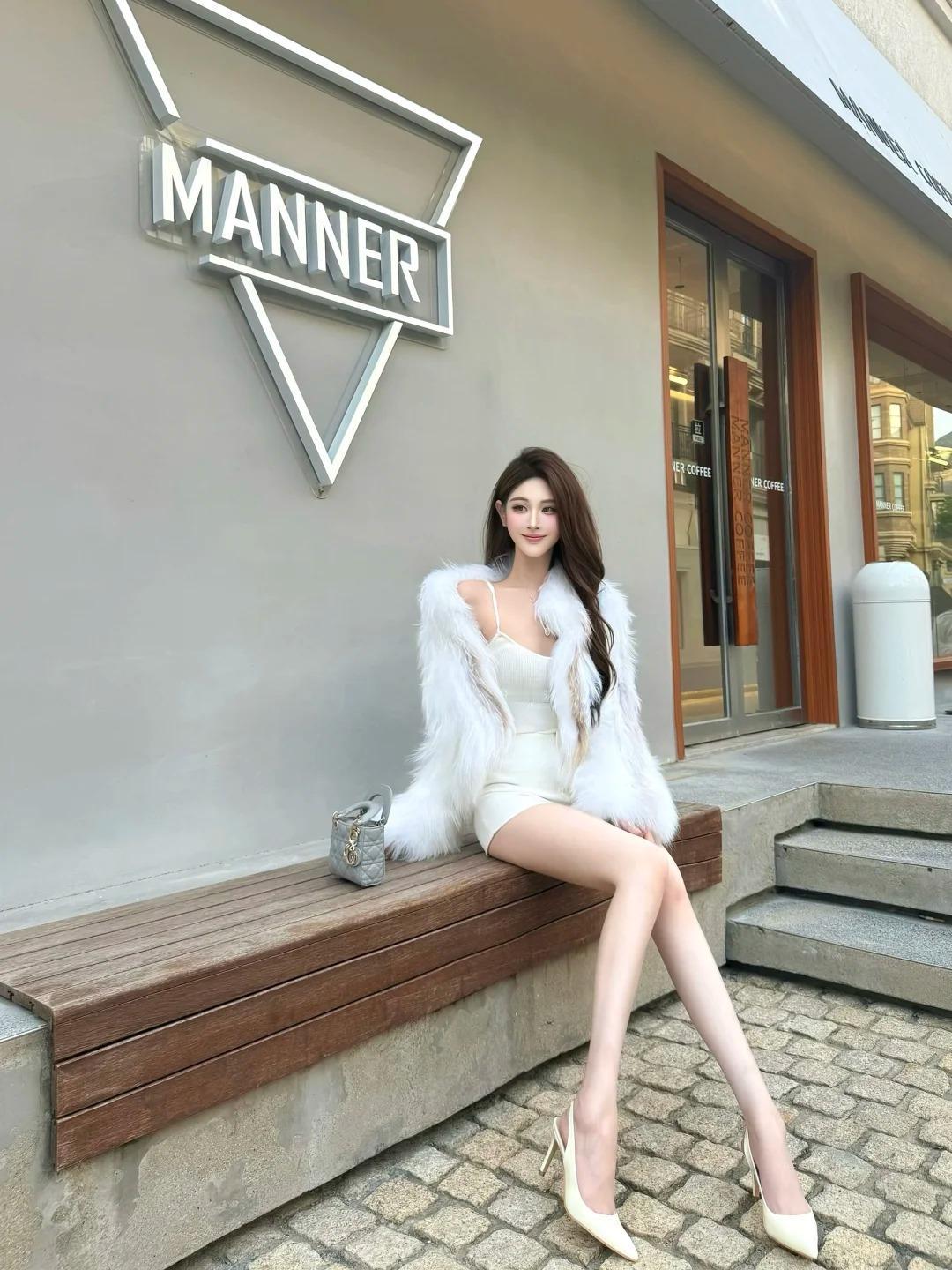 甜美可人的娇柔美女，小腿后侧的肌理像溪石上的细纹，不明显却格外有质感，走动时肌理