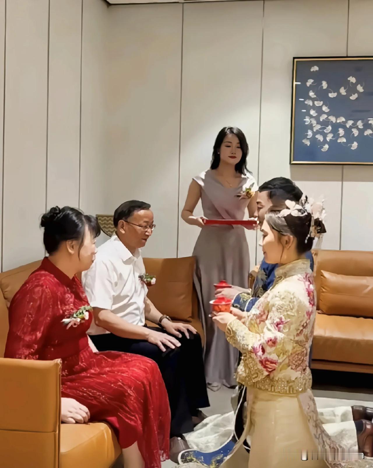 黑龙江，婚礼现场，满堂宾客，新娘欢喜地等到了改口的环节，她马上就要多一对父母了，