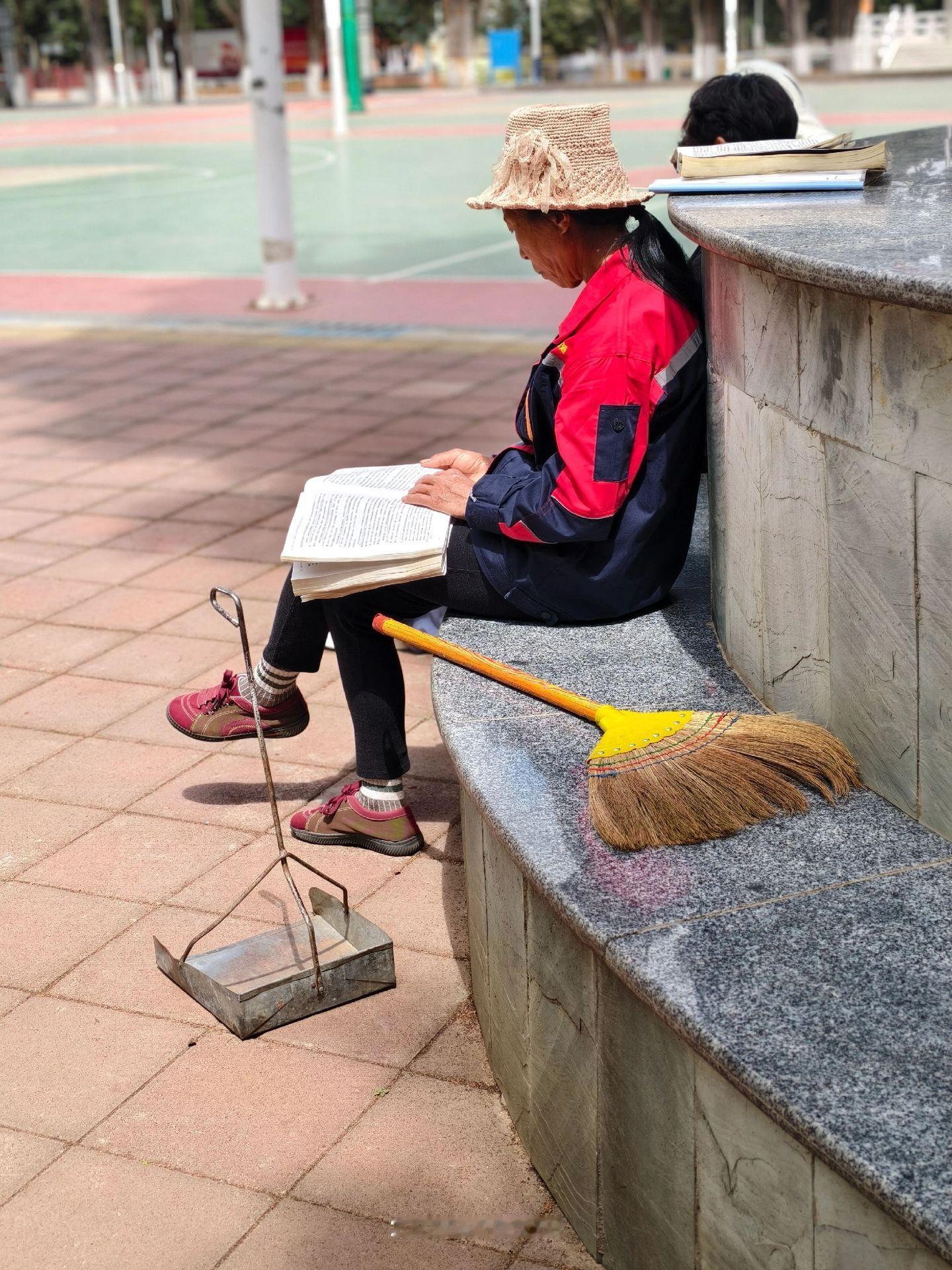 对保洁阿姨的知识储备起了敬意保洁阿姨抽空就会看看书丰富自己 