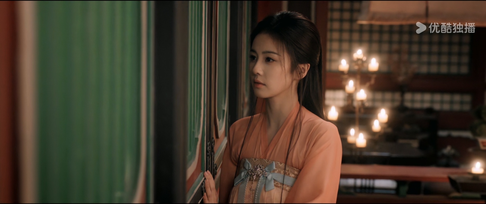 首先这女的是谁？其次并没看到有人骂她，因为根本就不知道哪里冒出来的一个人。最后大