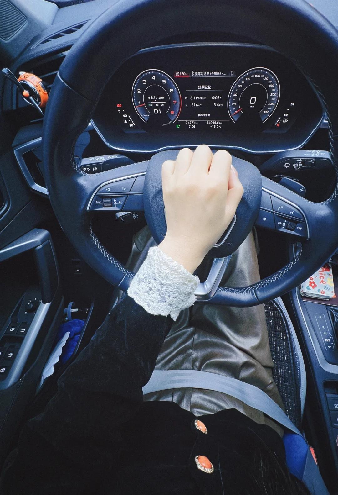 雨天
下雨天 下雨天出门 雨下个不停 陷入雨天的氛围里 今天下雨了 下雨天上班 