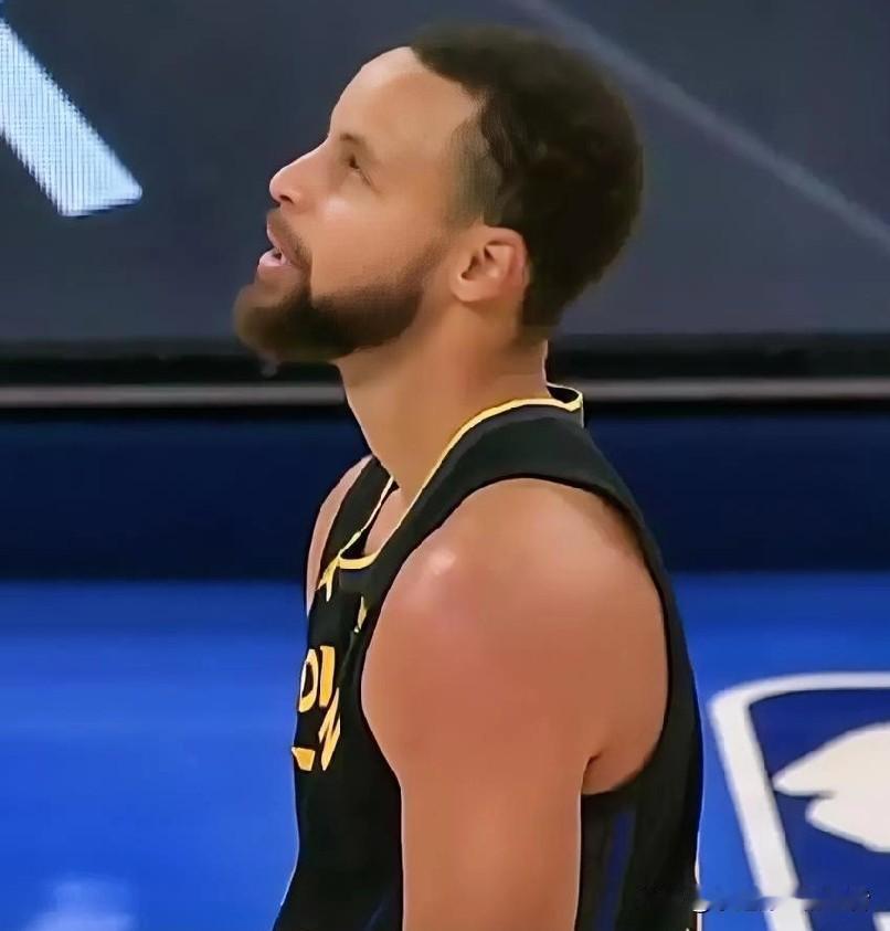 好久没有看到像今天这么不堪一击的勇士队了！！！
三节打完落后卫冕冠军雷霆35分，