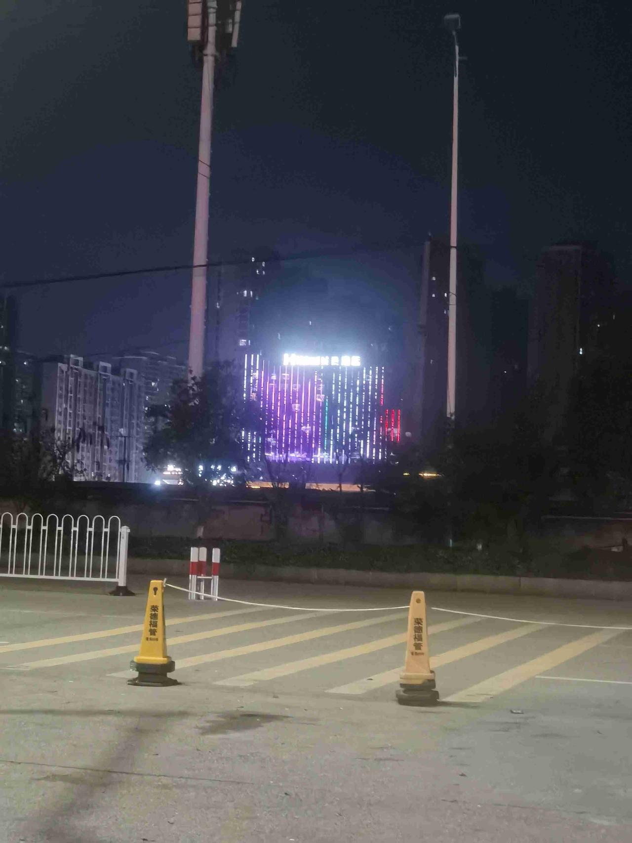 我的今日状态：🥲强颜欢笑
我这里的天气：☀️晴天

每天晚上呆呆坐在小区门口的