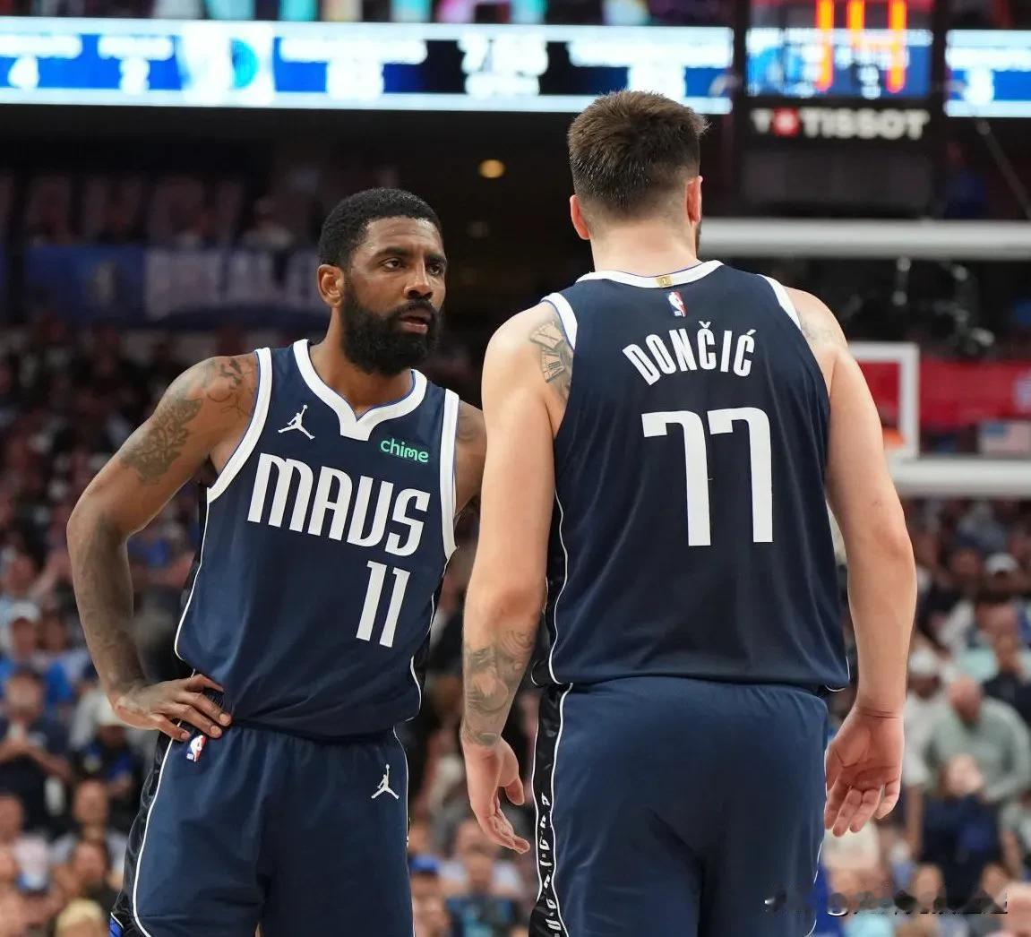 NBA历史上仅有的两位在比赛中同时砍下30分以上并晋级总决赛的组合是：

科比·