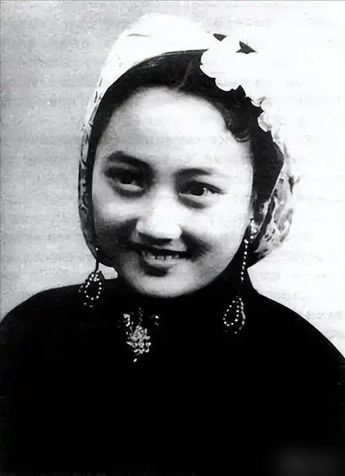 王晓棠，这位女将军老厂长，一张嘴，直接把流量明星的遮羞布扯了，砸了个稀巴烂。
 