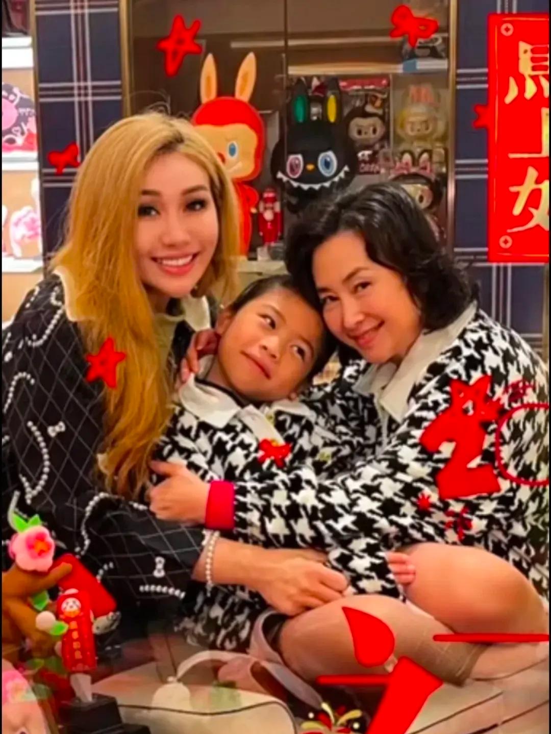 2026年春节何超盈发了一张和何超琼穿同款黑白格子衫的照片，俩人搂着辛阡觅站在百