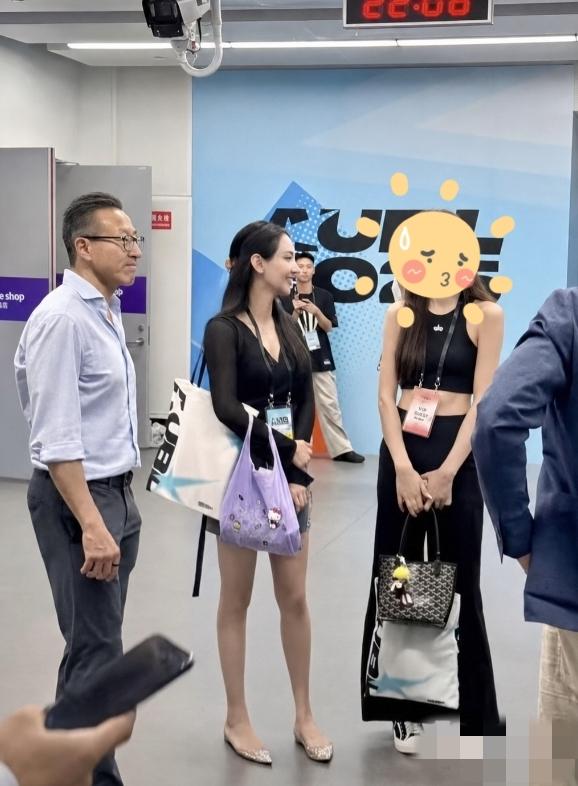 不得不说，王秋怡外形条件真的非常出众，五官精致、身形高挑，气质大方，最重要的是年
