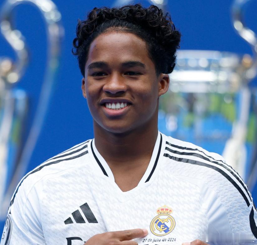 ⚽️ 今日足坛速递｜热点与花边齐飞，精彩不打烊✅ 恩德里克租借里昂 皇马 19 