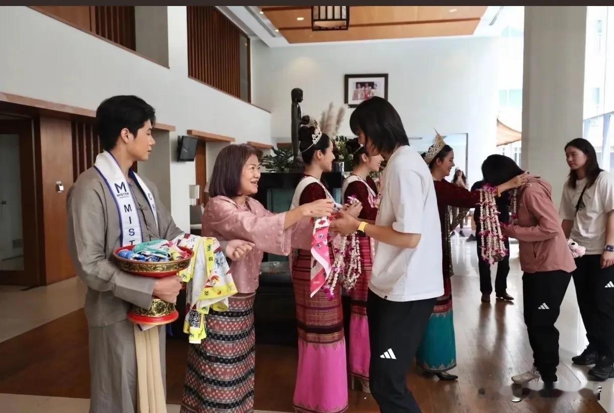 中国女排抵达清迈，主办方特地安排高颜值泰国帅哥为姑娘们提供服务。清迈是2025女