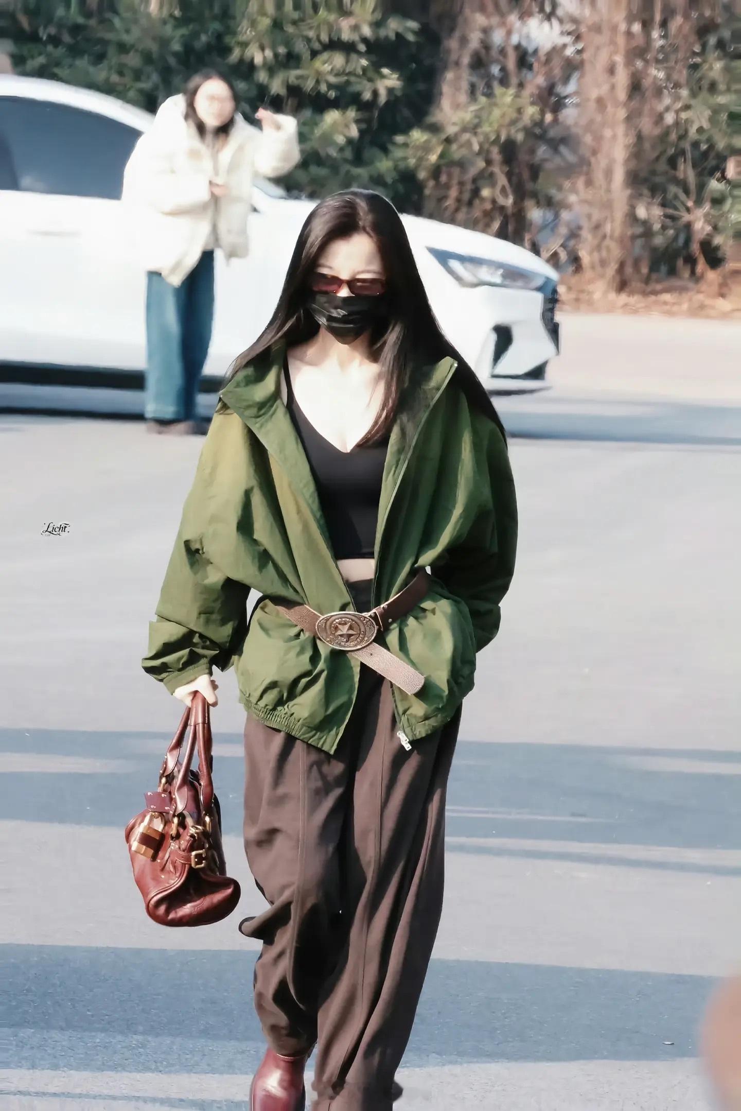 来欣赏欣欣一些上班的ootd，完全是时尚女王来着，很会穿！颜值高身材好什么造型都