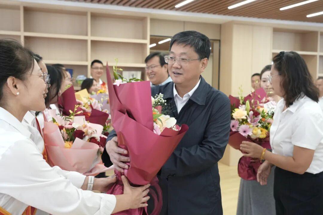 尚玉良看望慰问一线教师
​        9月10日，运城市政府党组成员、副市长