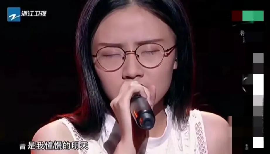 《好声音》郭沁近照曝光，摘下眼镜秒变女神，当年翻唱《紫》红遍大江南北

郭沁在2