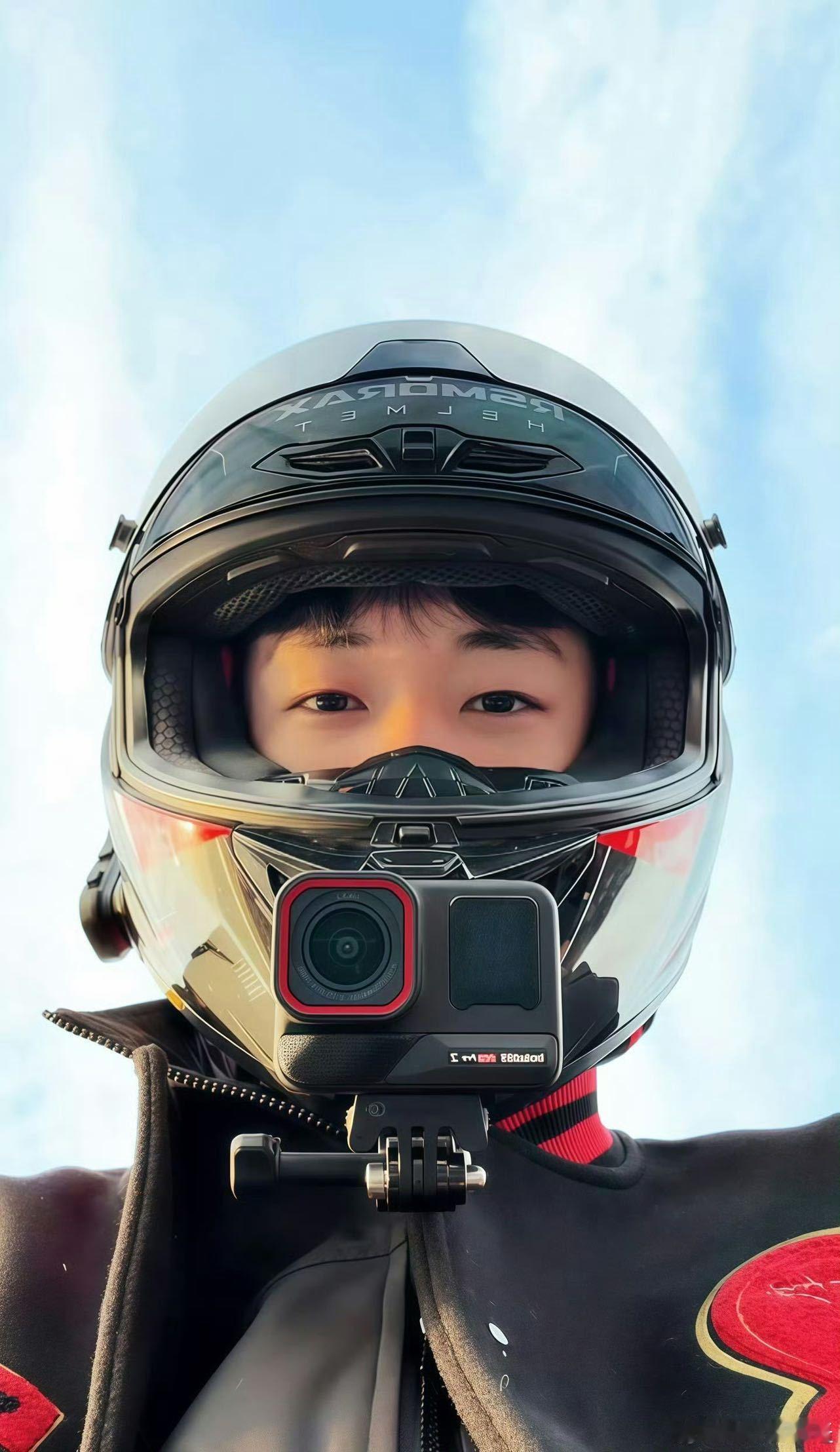 陈少熙机车带粉丝看日落  刚看完。人帅，车酷，日落绝！预约下一次直播！！ 