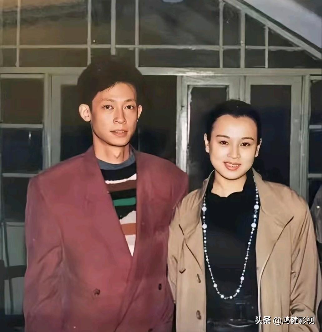 那时的王志文疏眉朗目，英姿昂昂，真是一表人才！而右边的美女是谁？看她长相甜美，