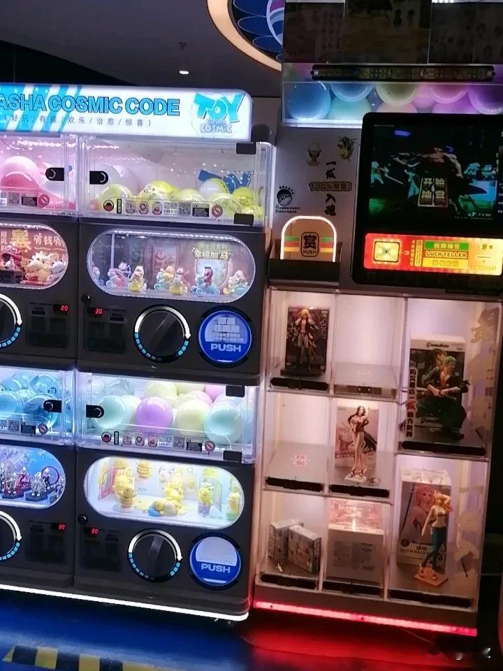 回想起少年时，商场就是欢乐的天堂。之前回老家沈丘，我直奔万果园三楼，那可是商场里