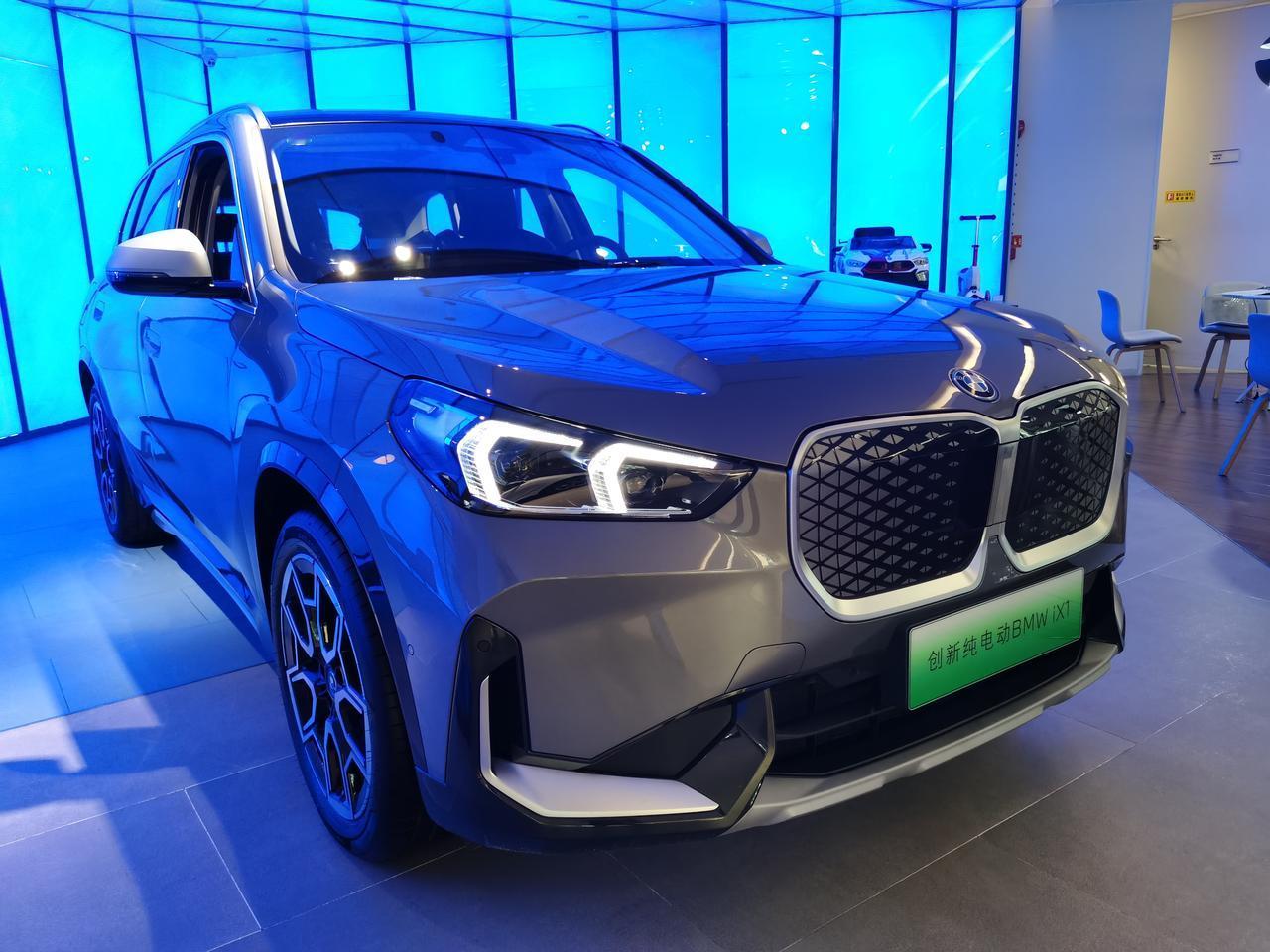 你猜这台电动宝马SUV卖多少钱？17万！iX1后排空间还是不错的，外观也足够霸气