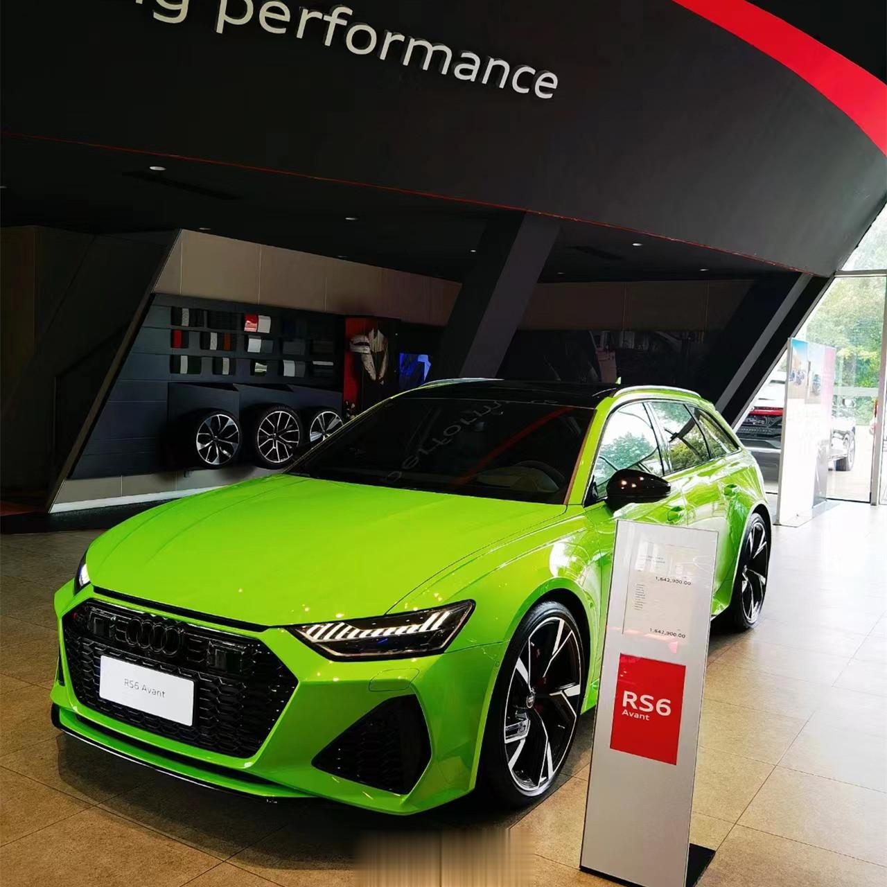 奥迪 RS6 Avant 浩克绿这颜色是真的骚气........一般人难以驾驭啊