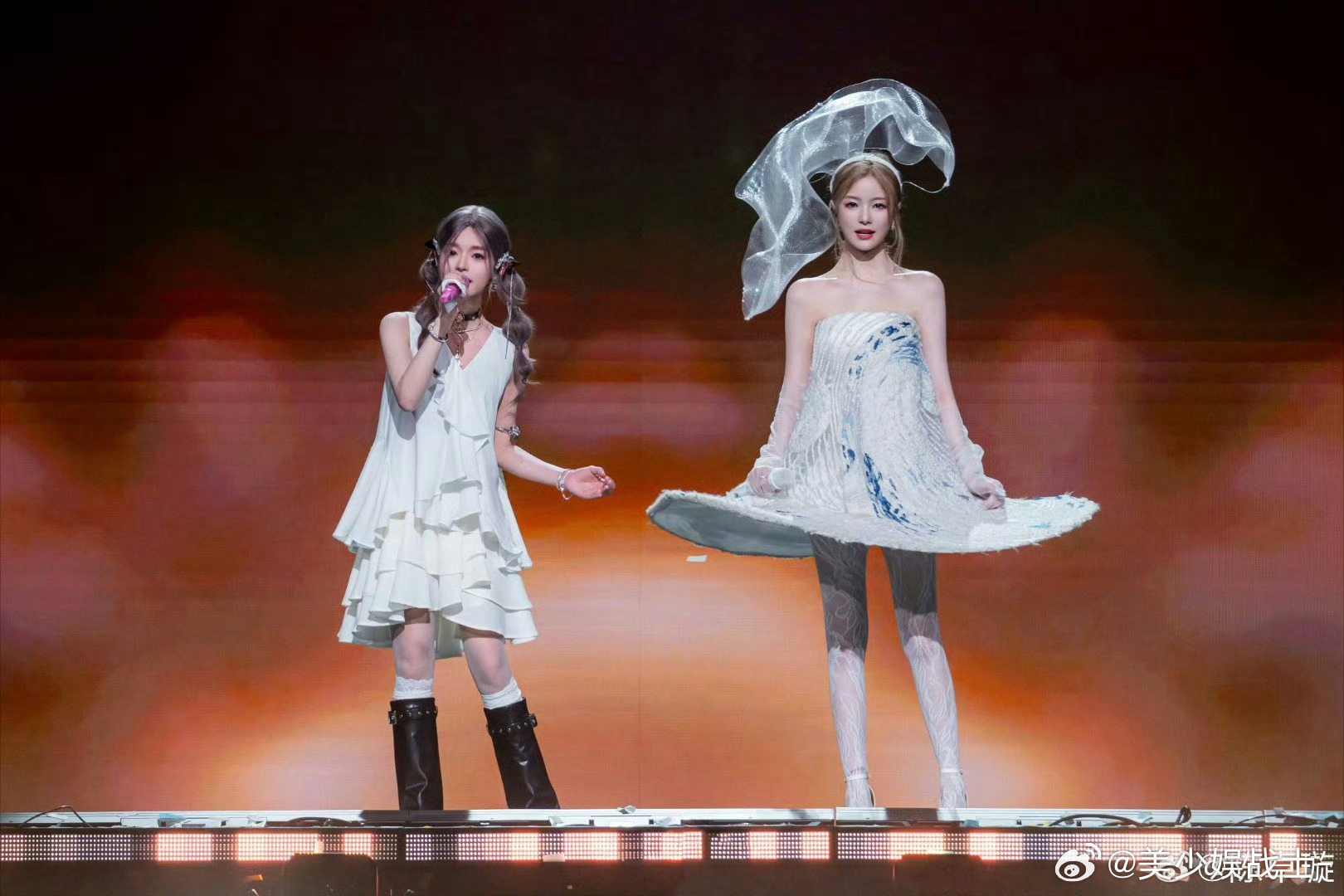  黄霄雲陈卓璇完全是神仙友情 看见好友站上专属巡演舞台，黄霄雲难掩激动落泪，陈卓