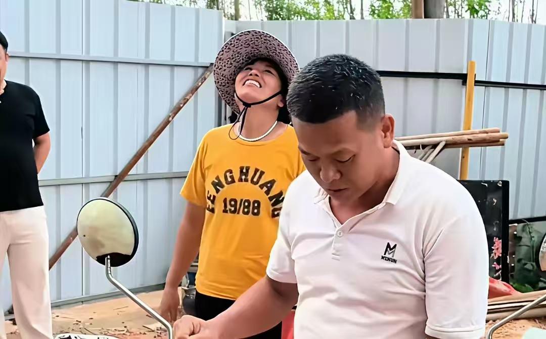 跟妻子比起来，全文茂很淡定，一人兴，一家兴，一村兴。全妈是苦过后，开心的一笑，她