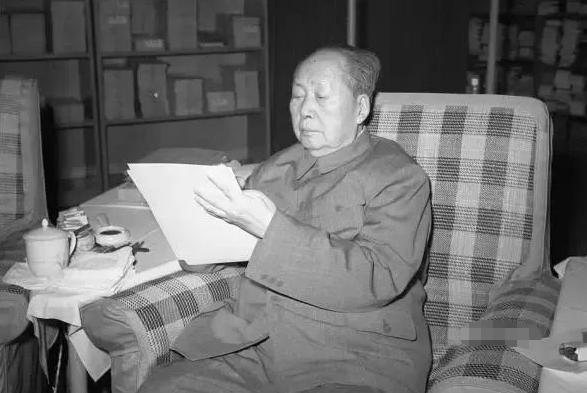 伟人毛泽东让人感动的五件事，鲜为人知：
 
1.主席喝醉了
 
1944年，共产