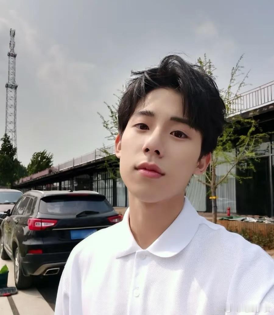 曝周奇向涵之恋情 周奇给向涵之背包、家门口拥抱，看着挺甜的，可时间线对不上是真的