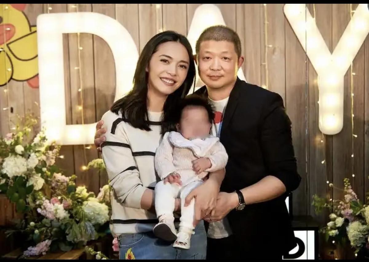 有人说别的明星离婚也官宣，为啥没有被人民网点名？就姚晨撞到了枪口上。

人民网说