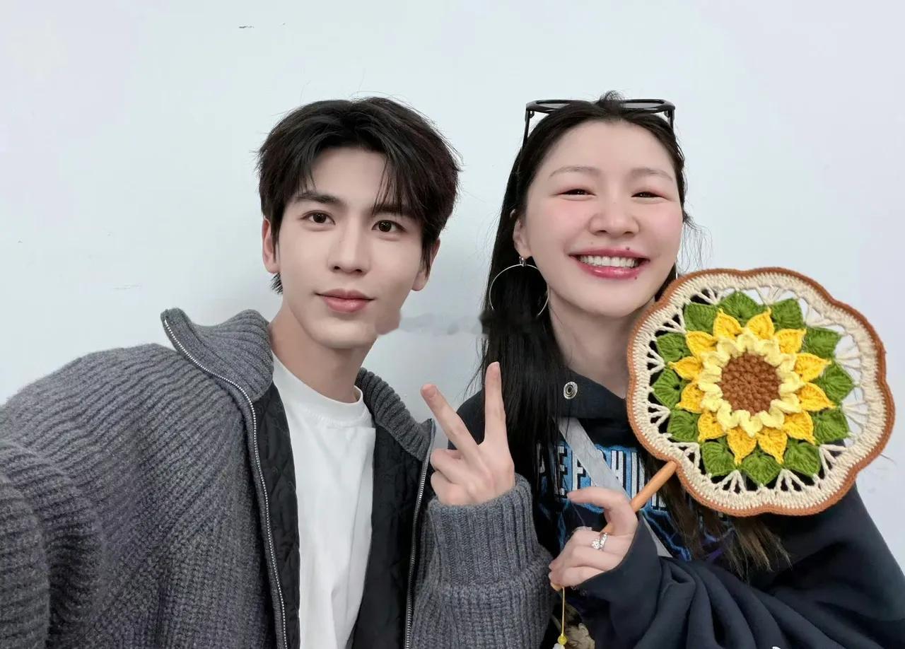 金靖都被张凌赫的热度整慌了金靖直播聊起张凌赫，直言能明显感觉到他现在是真火了。说