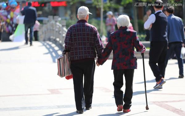 这问题我专门问过社保局的老同学。也跟我家老爷子对过数，他36年工龄，2021年退