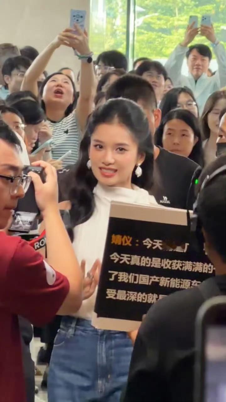 张婧仪自己开车出席新车活动发布会，半扎公主头白色挂脖上衣，这个婧仪漂亮得像洋娃娃