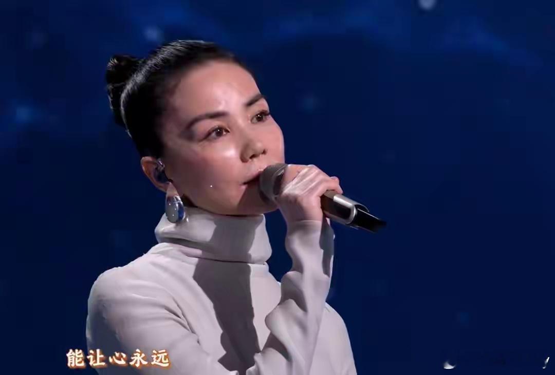 王菲接了李谷一的班春晚第五个惊艳的节目 王菲六登春晚 再现天籁之音 再创经典歌曲