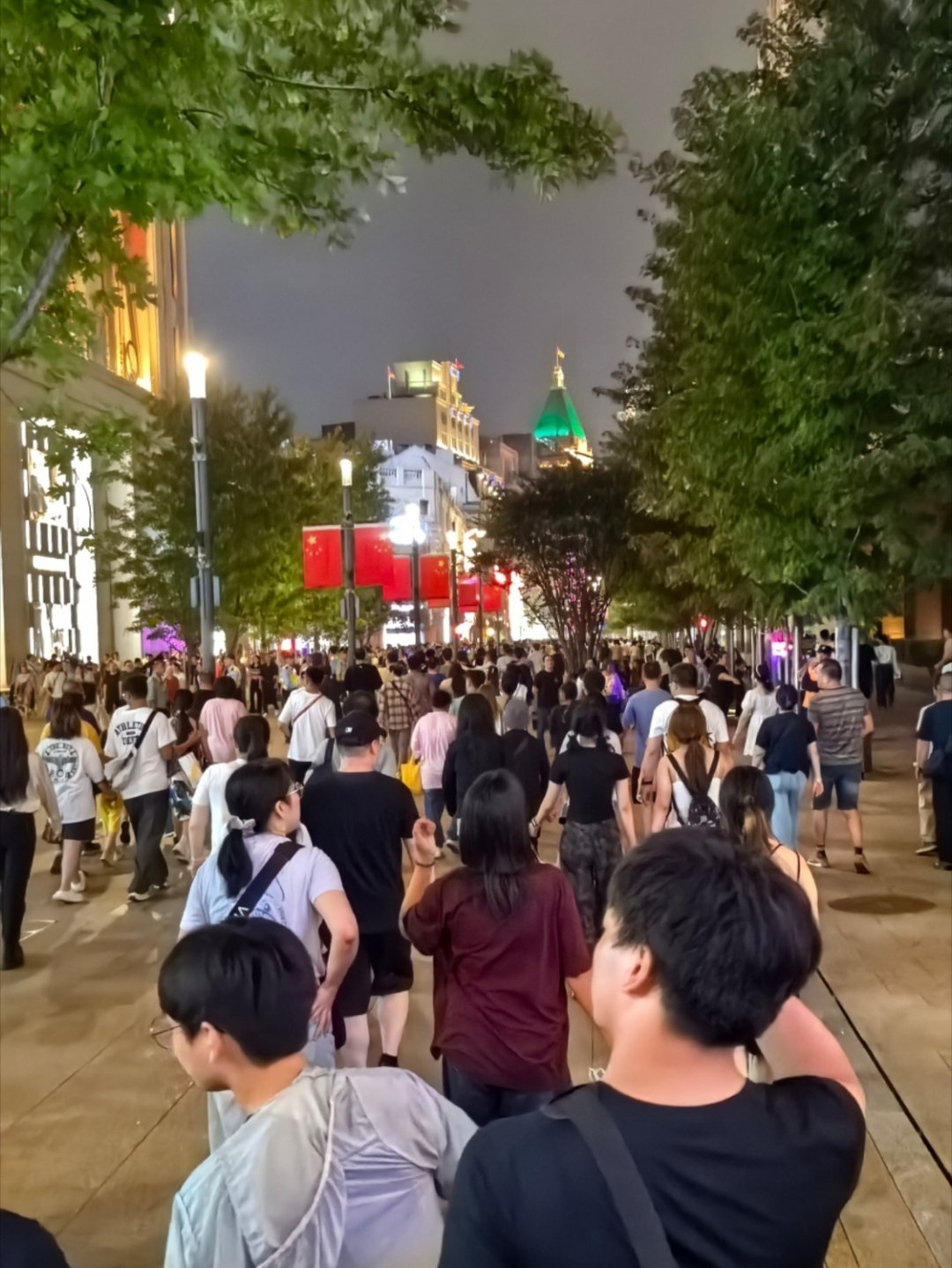 十一旅行别人挤景点我挤咖啡店沙发 这次来上海过节，放弃热门景点，主打咖啡店沙发深
