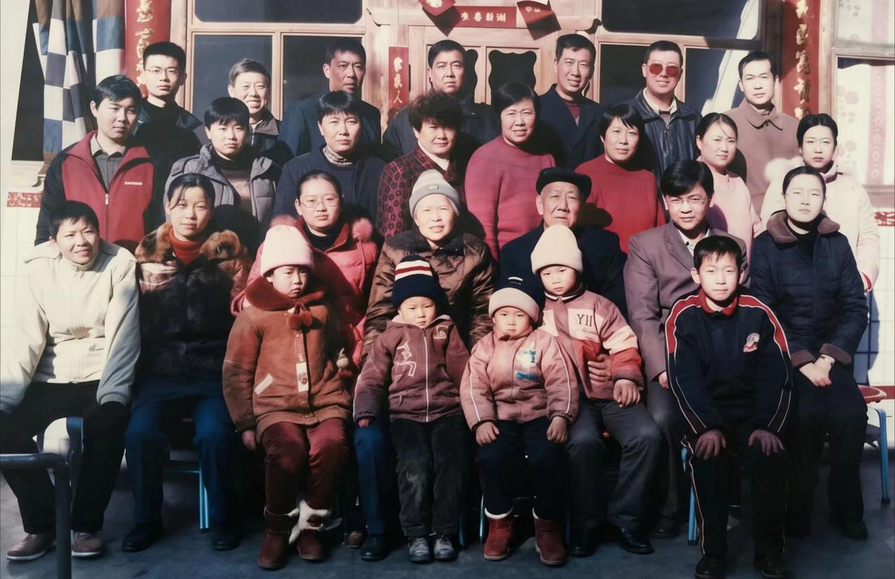 一张全家福，就是一部家族史

如果要给这张全家福配一段BGM，那绝对不是什么悠扬