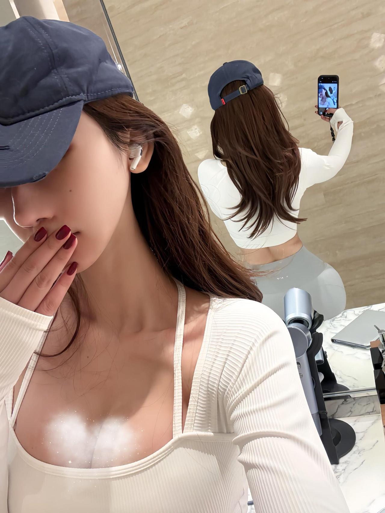 这绝对是真实的颜值，
因为美女只P自己，
不会连后面的镜子都P。