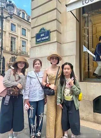 胡杏儿现身巴黎游玩，这姐们是真不上镜啊，现实中这么明艳照人，比电视里漂亮多了！4