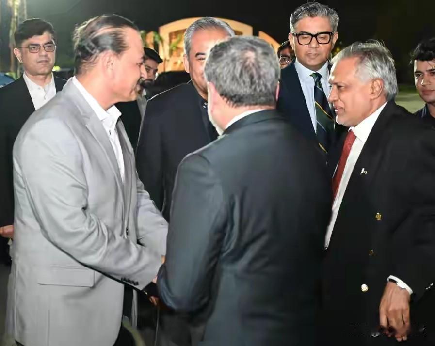 巴基斯坦新闻部高调晒出伊朗外长阿拉格齐抵达伊斯兰堡的会见图片，场面隆重，巴方副总