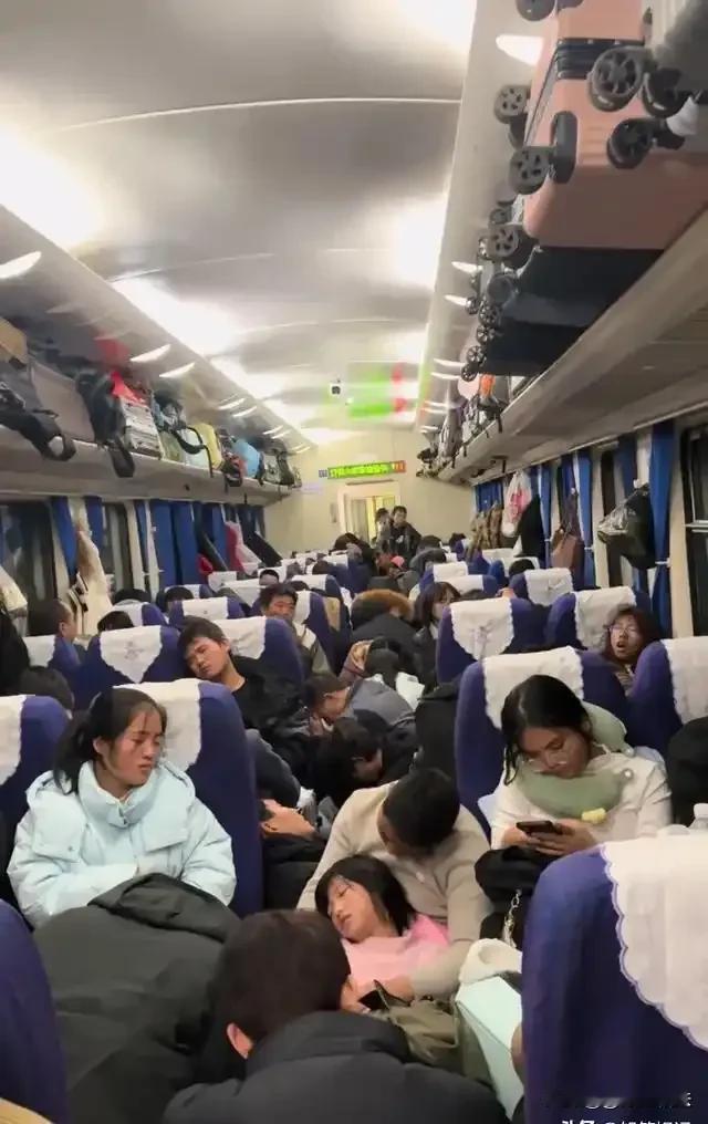 火车座位是公共资源不错，应该首先服务于乘客也没错，在座位紧张的情况下，多买多占这