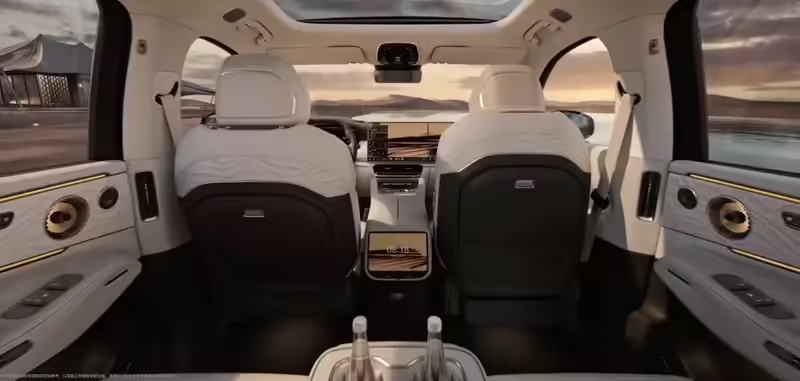 极氪 8X 内饰正式公布，双联屏 + 实体按键 + Naim 音响 + 吸顶屏，