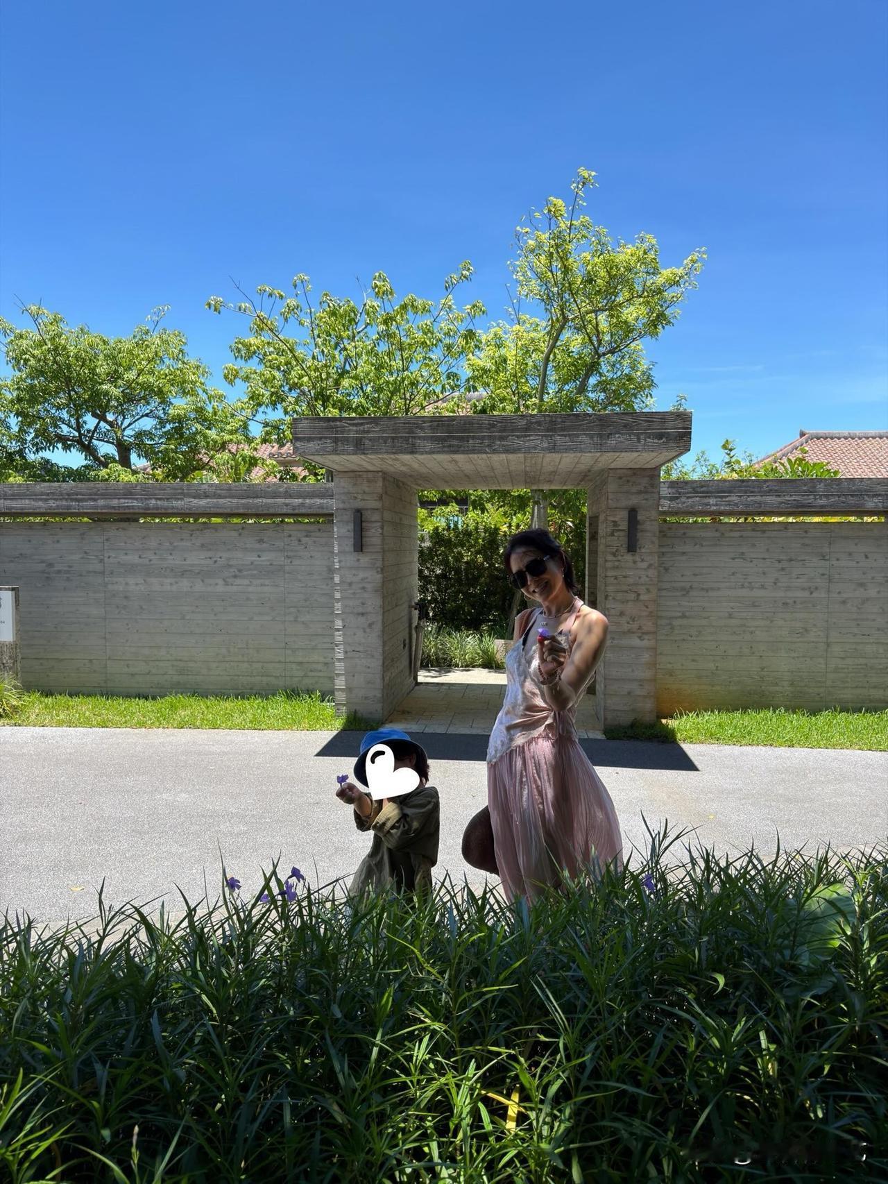 20日，演员孙艺珍在Instagram上发布了多张照片，并配文“旅行第三天”。