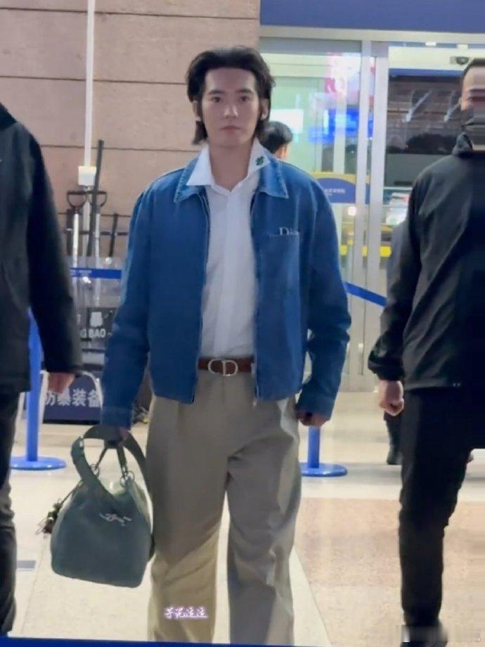 于适素颜时装周出发图 于适素颜现身巴黎时装周出发图，这表现力也太绝了吧！没有华丽